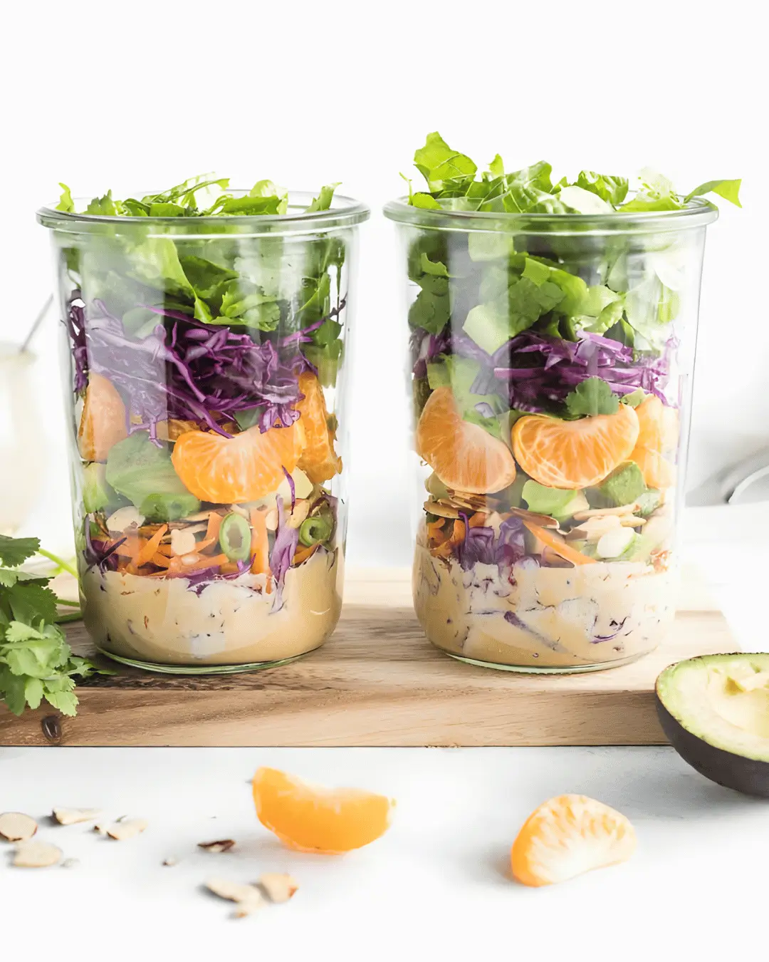 Insalata in vasetto di mandarini e avocado