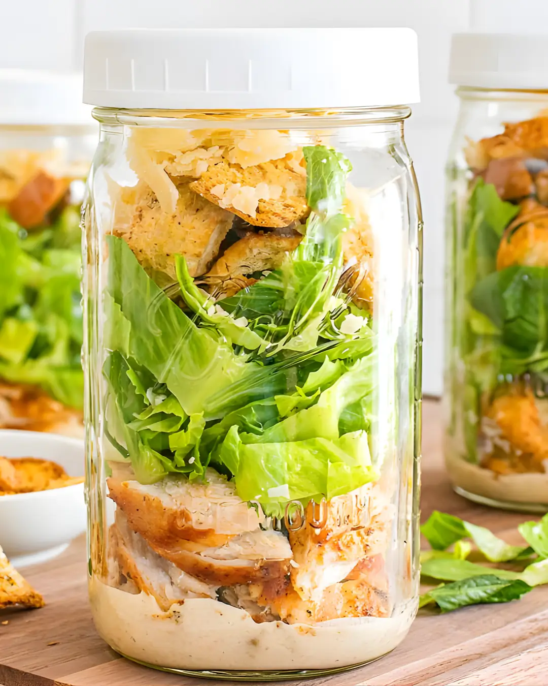 Insalata in vaso Caesar con pollo alla griglia con coperchio